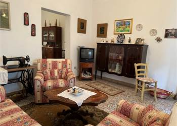 Alà dei sardi palazzina su due piani con due ingressi 