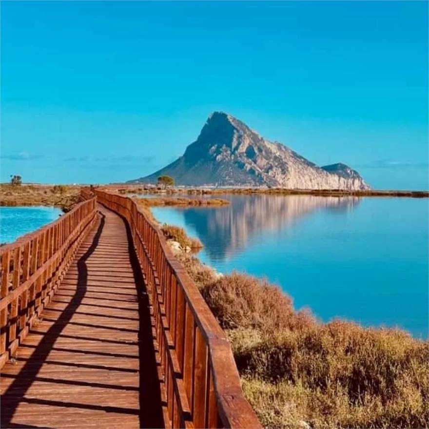 Panoramic wooden walkway between lagoon & sea
