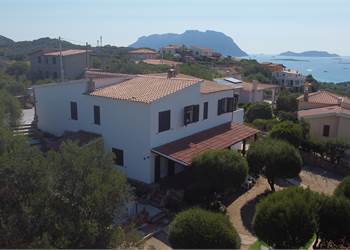 Porto Istana – Villa con vista mare, giardino e doppio ingresso