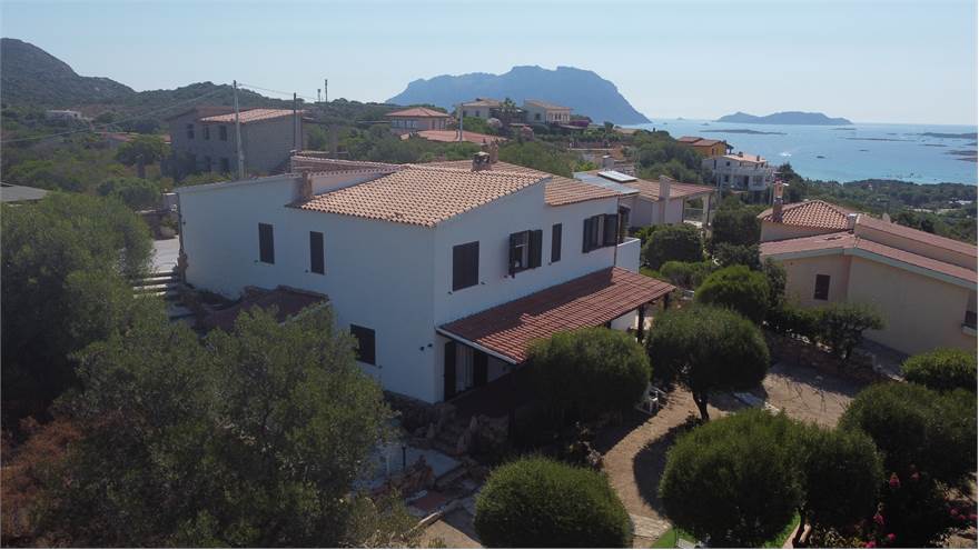 Vista mare, giardino, ingressi alle taverne A,B